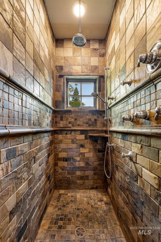 bathroom featuring tiled shower