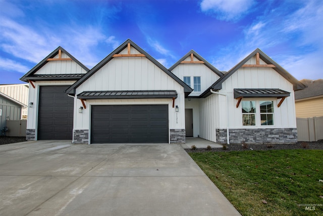 view of front of house featuring a front yard and a garage