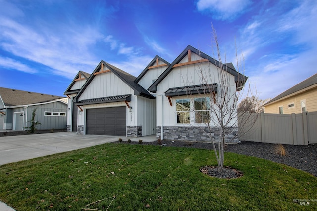 view of front of house featuring a front lawn and a garage