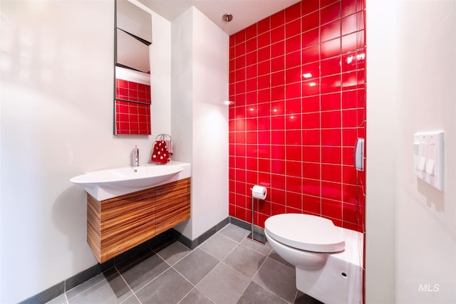 1115 Heavens Gate Ct, Mccall, ID 83638 - bathroom featuring tile patterned flooring, tile walls, toilet, vanity, and baseboards