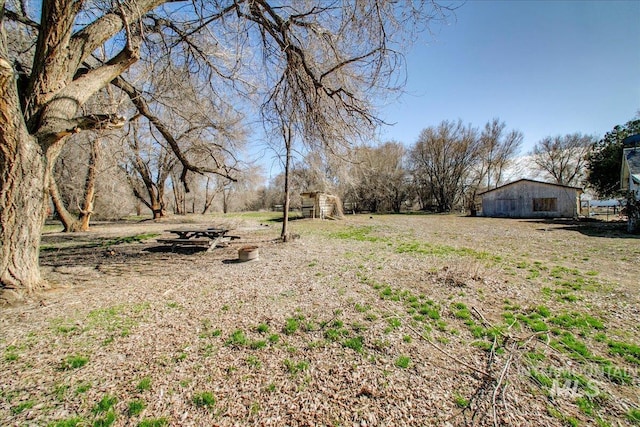 view of yard with an outbuilding