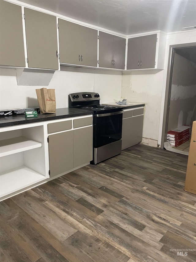 kitchen with stainless steel electric stove, gray cabinets, dark wood-type flooring, and a sink