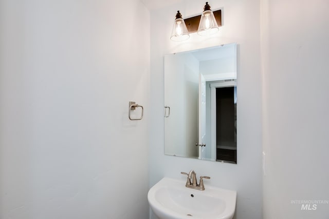 bathroom featuring sink