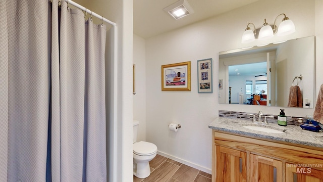 full bathroom featuring vanity, a shower with curtain, toilet, wood tiled floor, and baseboards