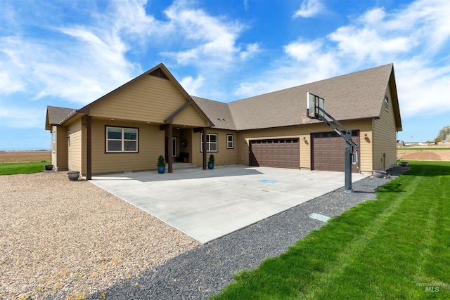 view of front of house featuring a front lawn and a garage