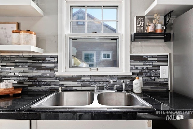 176 Taylor St, Twin Falls, ID 83301 - kitchen featuring decorative backsplash, dark countertops, and a sink