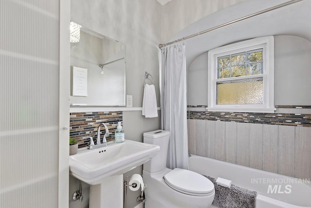 176 Taylor St, Twin Falls, ID 83301 - bathroom with toilet, backsplash, a sink, and shower / tub combo