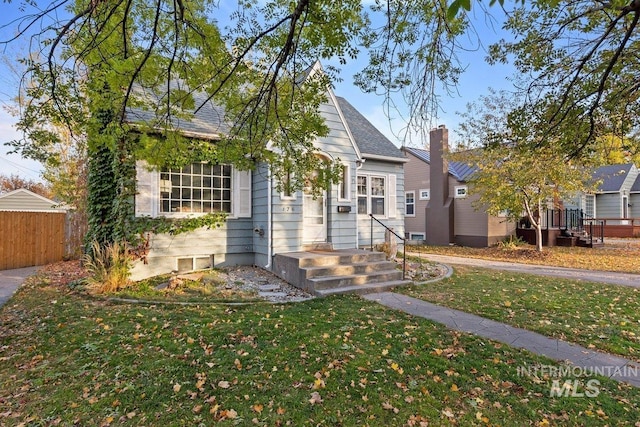 view of front facade featuring a front yard