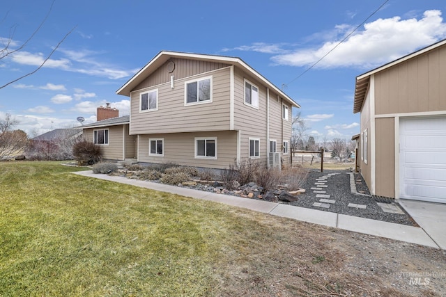 view of front of house featuring a garage and a front yard