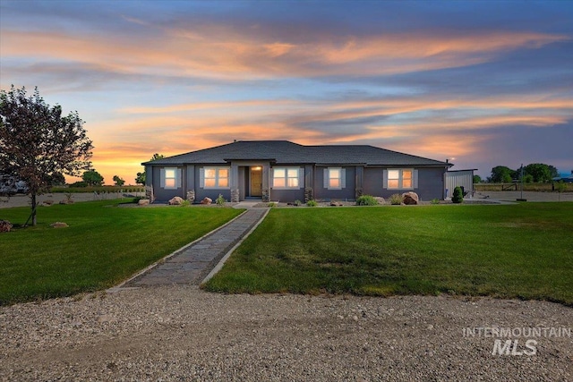 view of front facade featuring a lawn