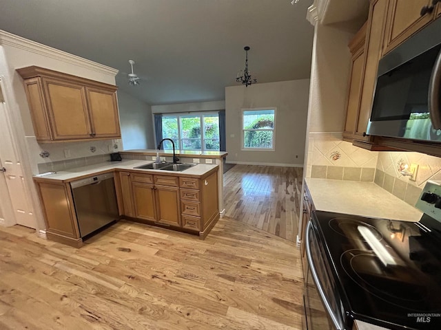 kitchen with stainless steel appliances, sink, kitchen peninsula, decorative backsplash, and light wood-type flooring