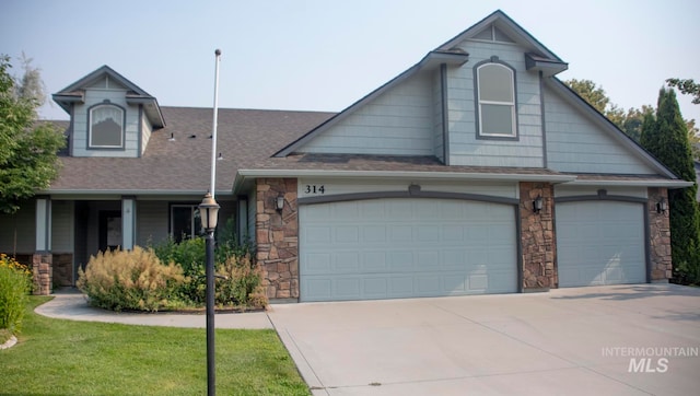 view of front facade featuring a garage and a front lawn