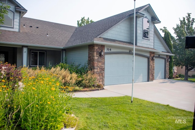 view of front of home featuring a garage and a front yard