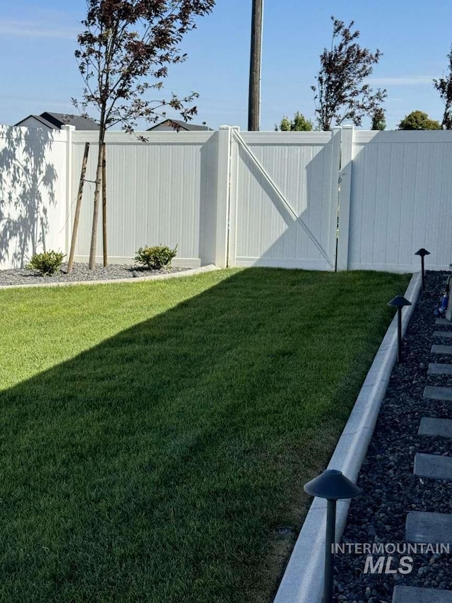 view of yard featuring a gate