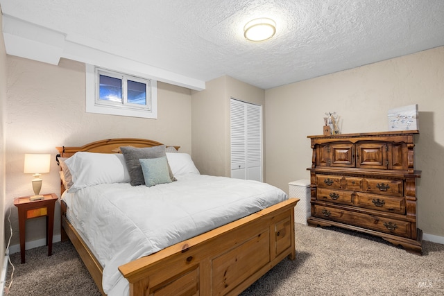 bedroom featuring a closet, baseboards, carpet flooring, and a textured ceiling
