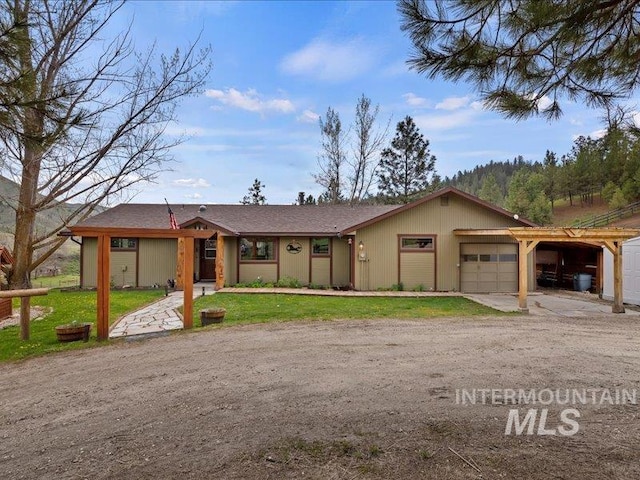 view of front of property featuring driveway, a front yard, and a garage