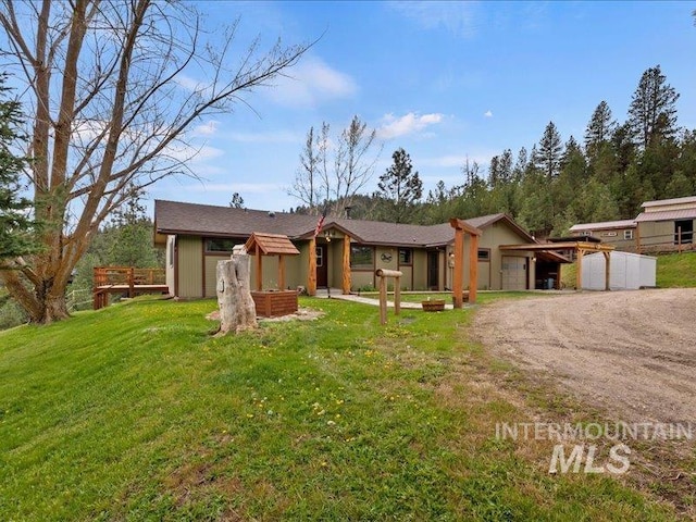 single story home with an attached garage, fence, a front yard, and dirt driveway
