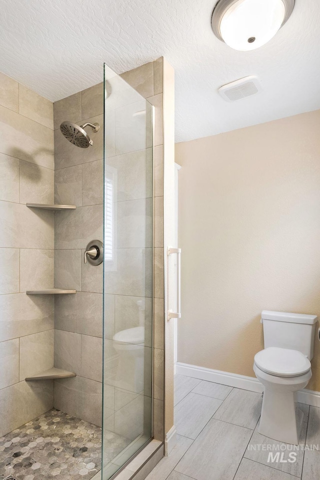 2500 W Orchard Ave, Nampa, ID 83651 - full bath featuring baseboards, visible vents, toilet, and tiled shower