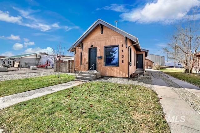 bungalow featuring a front lawn