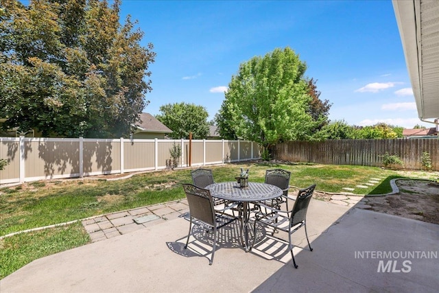 1827 Targhee Dr, Twin Falls, ID 83301 - fenced backyard featuring outdoor dining space and a patio