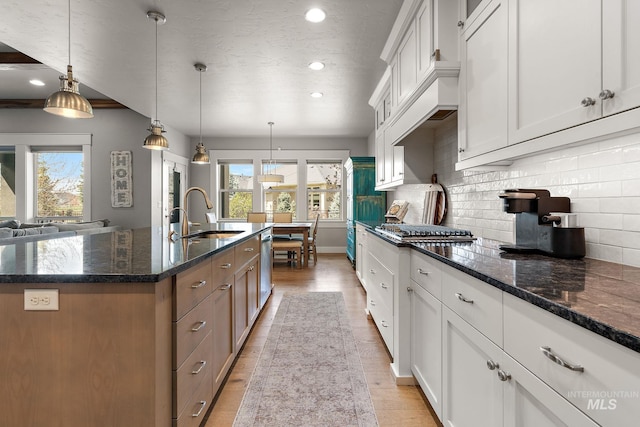 1315 N Luge Ave, Eagle, ID 83616 - kitchen featuring a sink, healthy amount of natural light, appliances with stainless steel finishes, an island with sink, and recessed lighting