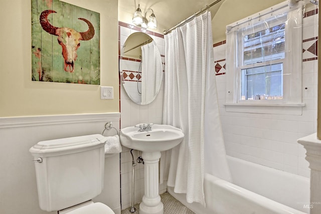 913 N 22nd St, Boise, ID 83702 - full bath featuring toilet, shower / tub combo with curtain, tile walls, and tile patterned flooring