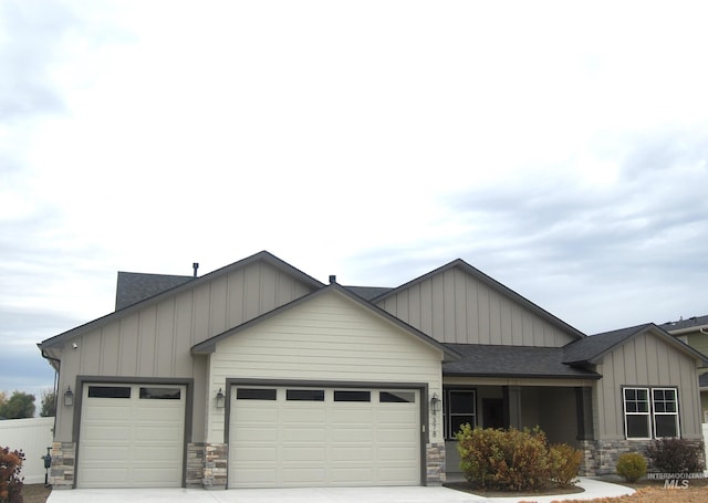 view of front facade with a garage