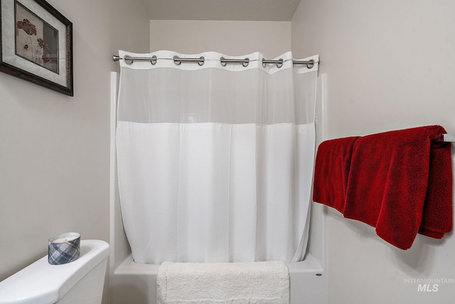 bathroom featuring shower / bath combo