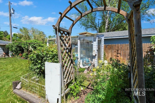 view of yard featuring an exterior structure and an outbuilding