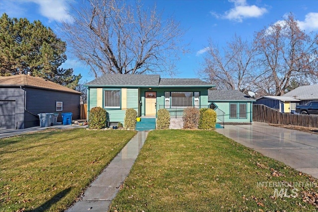 view of front of home featuring a front yard