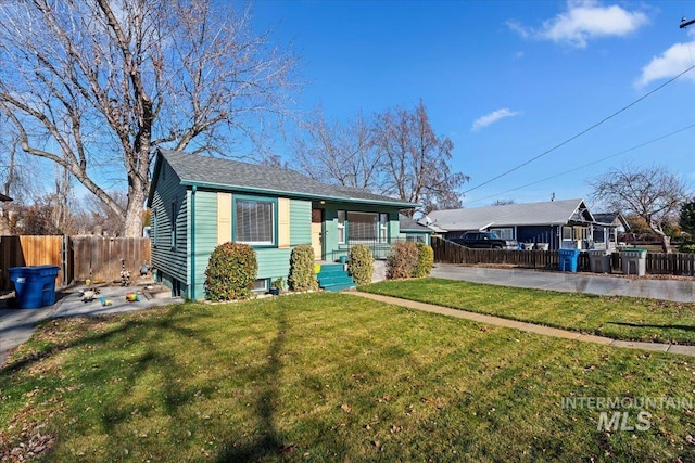 view of front of property with a front yard