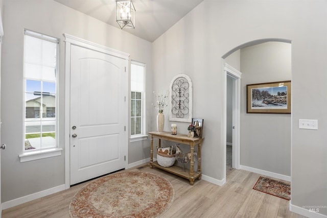 1010 Blueridge Dr, Kimberly, ID 83341 - foyer entrance with arched walkways and light wood-style flooring