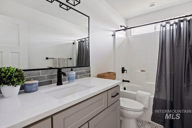 958 Gregory Way, Twin Falls, ID 83301 - bathroom featuring vanity, shower / tub combo with curtain, toilet, and backsplash