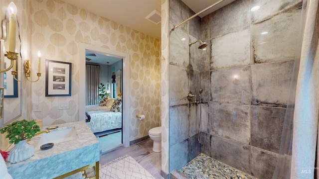 bathroom featuring visible vents, a tile shower, toilet, wallpapered walls, and ensuite bath
