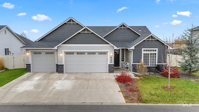 craftsman house featuring a front lawn and a garage