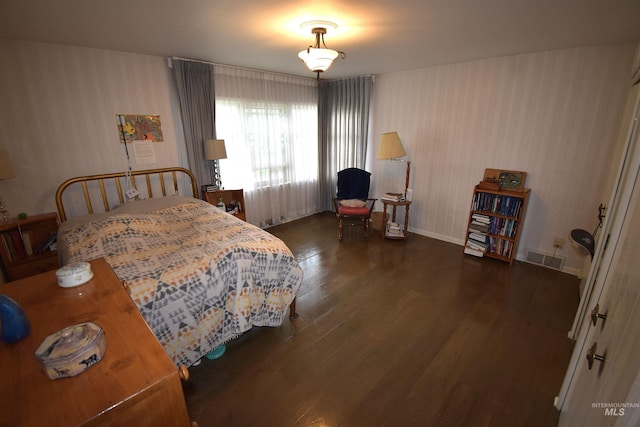 123 15th Ave, Lewiston, ID 83501 - bedroom with wood finished floors, wallpapered walls, and baseboards