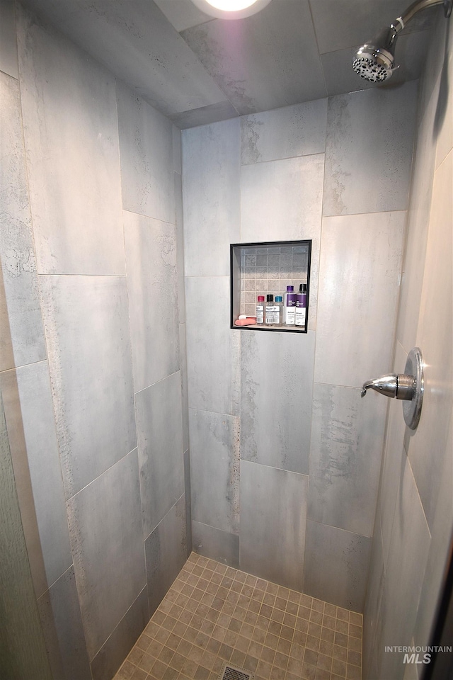 123 15th Ave, Lewiston, ID 83501 - bathroom with a tile shower