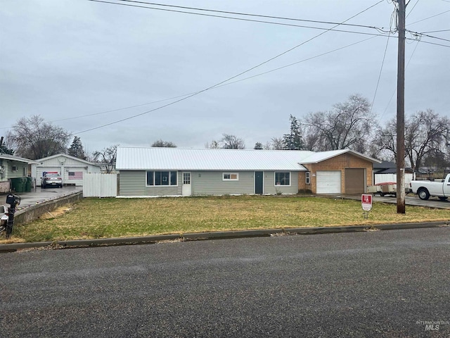 view of front of house featuring a front lawn and a garage