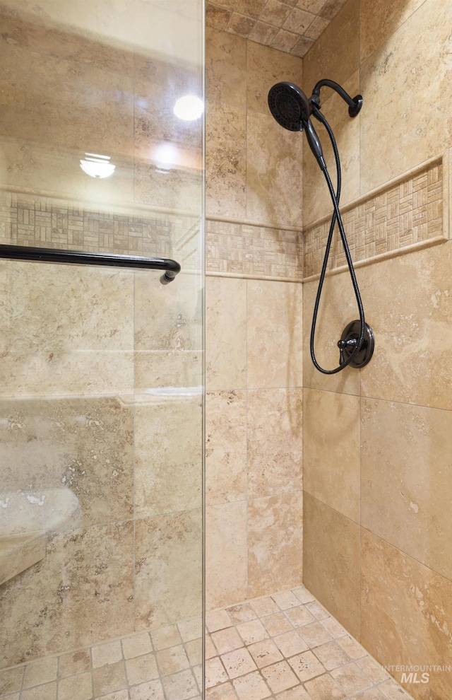 full bathroom featuring a tile shower