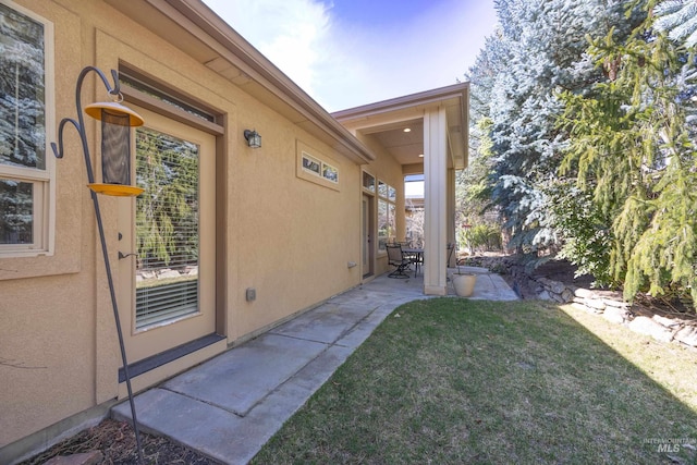 view of yard featuring a patio