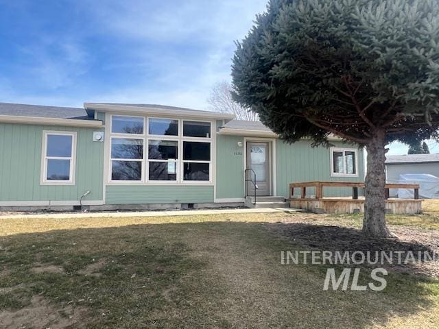 view of front facade with crawl space and a front lawn