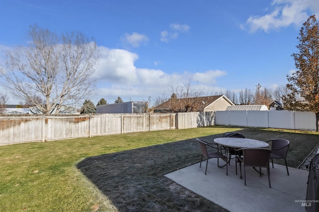 view of yard featuring a patio