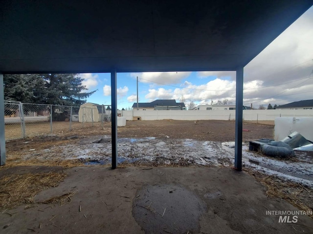 view of yard with a storage unit