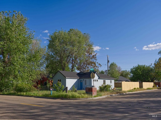 602 E Freeport St, Caldwell, ID 83605 - ranch-style house with fence