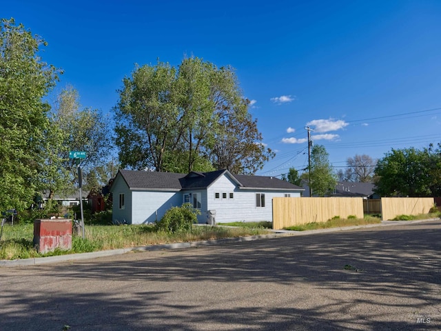 602 E Freeport St, Caldwell, ID 83605 - view of front facade with fence