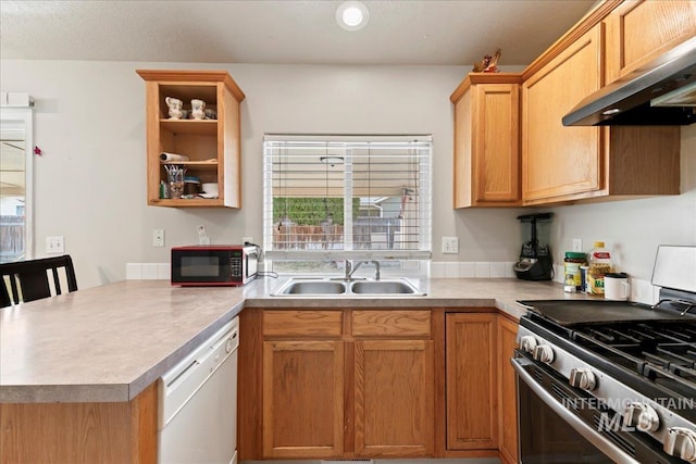 kitchen featuring a sink, under cabinet range hood, stainless steel range with gas cooktop, a peninsula, and dishwasher