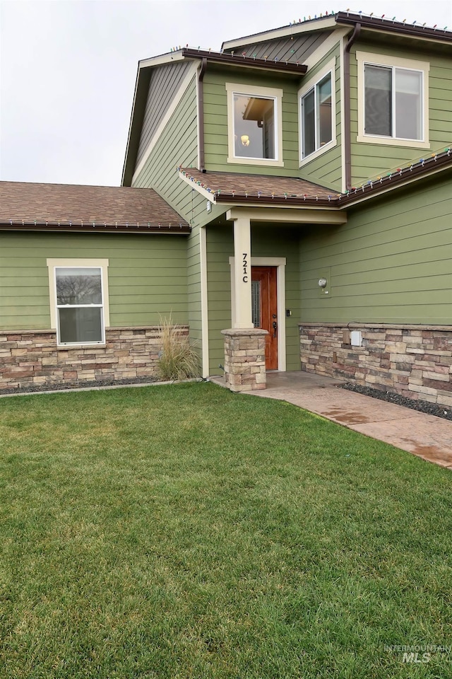 view of front of property with a front yard