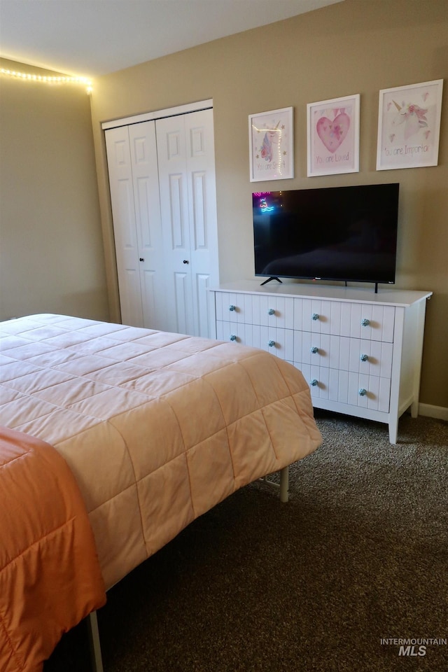 carpeted bedroom featuring a closet