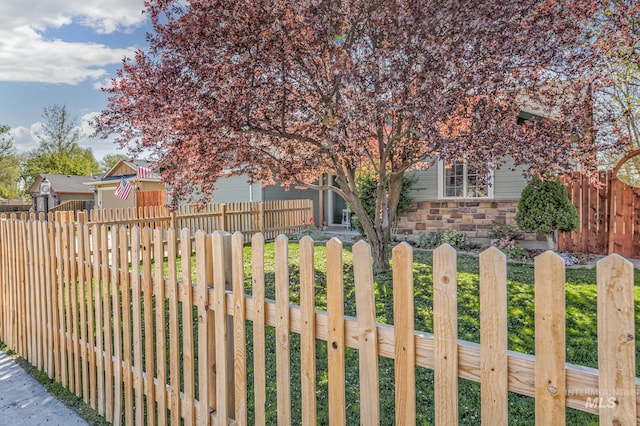 view of front facade featuring fence private yard