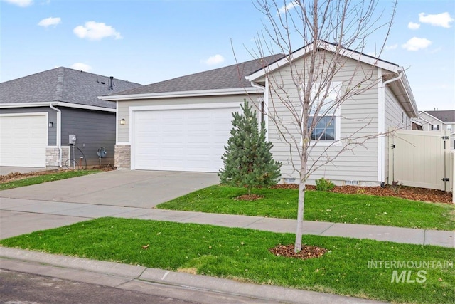 view of front of property featuring a front yard and a garage